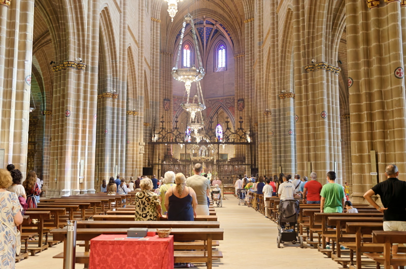 21 - The interior of the Pamplona Cathedral features a grand Gothic nave with tall cluster piers and ribbed vaulting